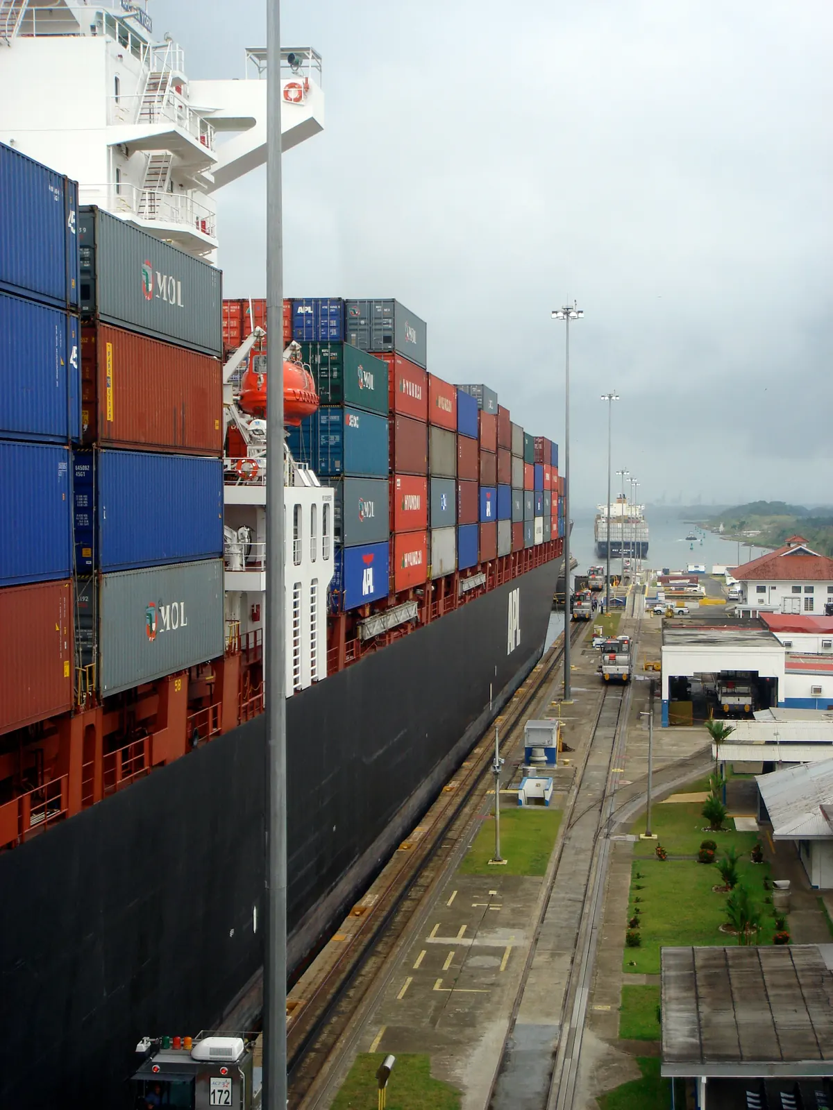 Buque portacontenedores en las esclusas de Gatun, Canal de Panama