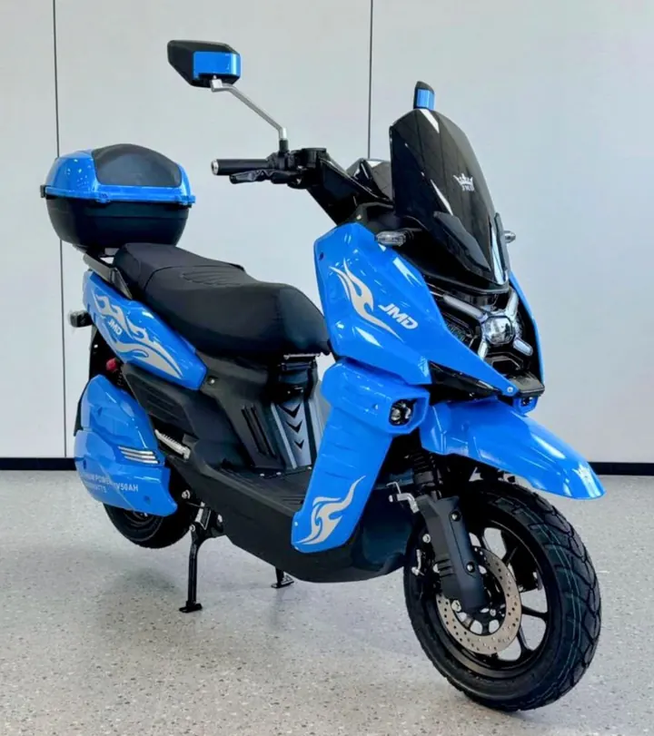 Scooter JMD azul con maletero, retrovisores y freno delantero de disco